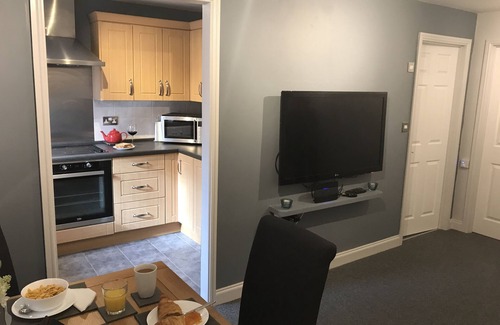 Shirley Apartment | Roomotel - Hamlyn Green - Ground Floor 1 Bed Apartment in Solihull near the NEC