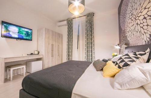Split House | Rooms Nela