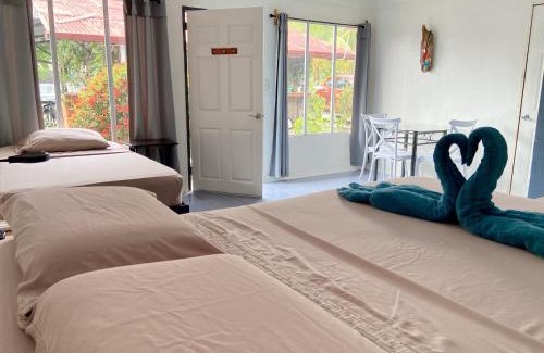 Uvita Apartment | Rooms & Pool Macaws