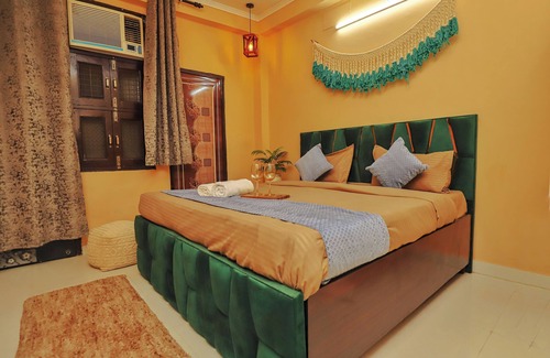 Sainik Farm Hotel | Roomshala 081 Manya Residency