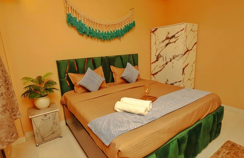 Sainik Farm Hotel | Roomshala 081 Manya Residency
