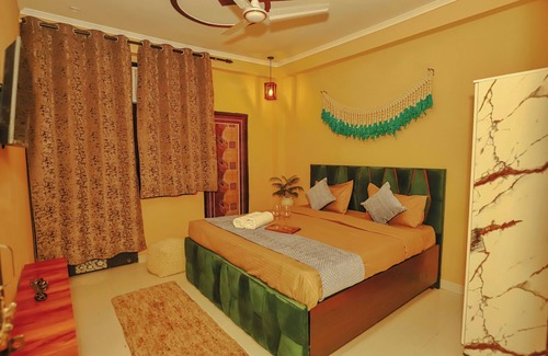 Sainik Farm Hotel | Roomshala 081 Manya Residency