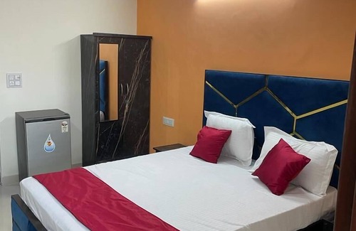 Sainik Farm Hotel | Roomshala 123 Happy Homes Saket