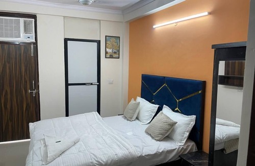 Sainik Farm Hotel | Roomshala 123 Happy Homes Saket