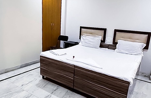 South Extension Hotel | Roomshala 142 Bed Chamber South ex