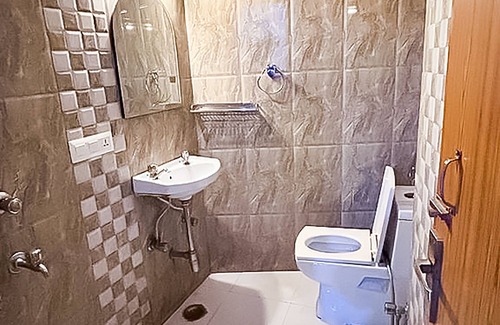 South Extension Hotel | Roomshala 142 Bed Chamber South ex