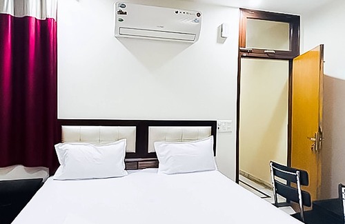 South Extension Hotel | Roomshala 142 Bed Chamber South ex