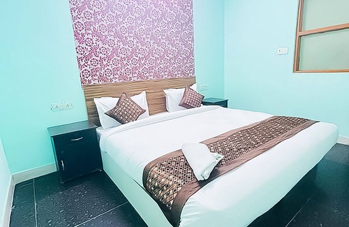 Sainik Farm Hotel | Roomshala 147 KD Plazav