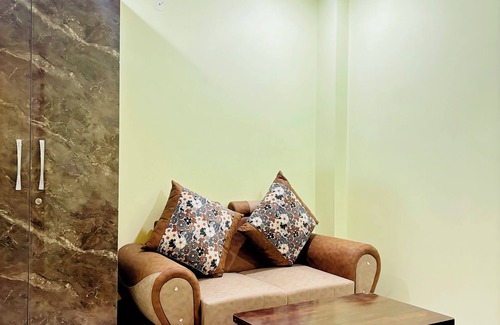 South West Apartment | Roomshala 177 Homestay Thehrav