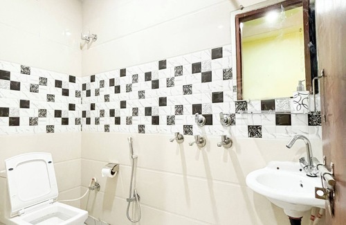 South West Apartment | Roomshala 177 Homestay Thehrav