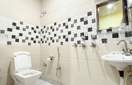 South West Apartment | Roomshala 177 Homestay Thehrav
