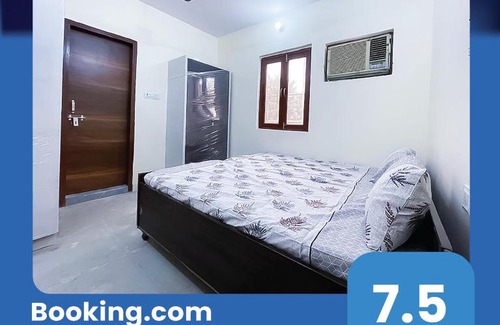 Delhi Hotel | Roomshala125 Hotel Maharaja Near Vishwa Vidyalaya Metro Station