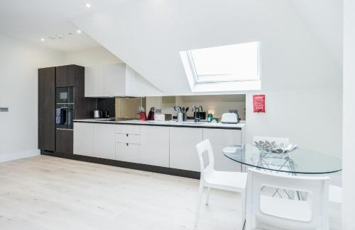 Surbiton Hill Apartment | Roomspace Serviced Apartments- Lyons House