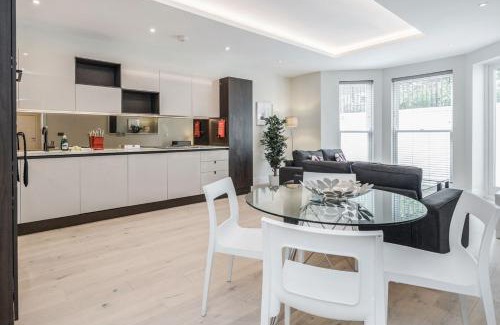 Surbiton Hill Apartment | Roomspace Serviced Apartments- Lyons House