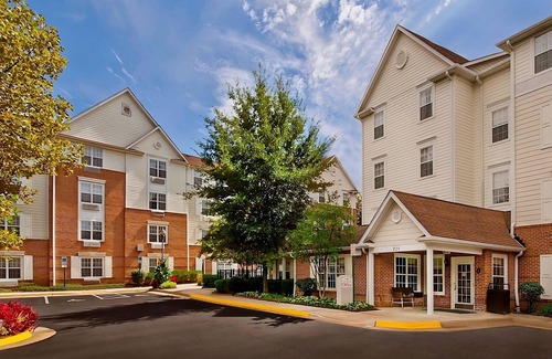 Falls Church Hotel | Roomy 2BR Suite with Full Kitchen, Pets Allowed, Short Drive to Kennedy Center!