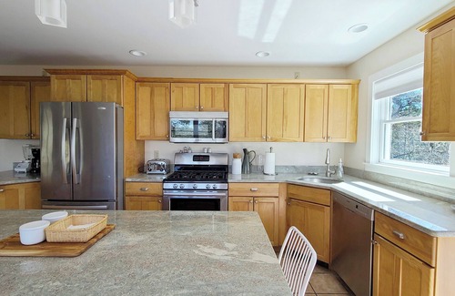 Truro House | Roomy 3BD+ -A/C, Screen Porch, Outdoor Shower, Fire Pit, Ping Pong-Plenty of Space to Spread Out