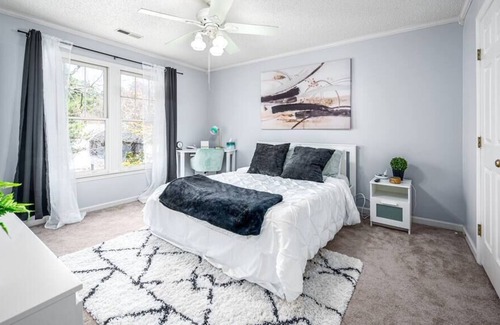 Durham House | Roomy 4bd on private Cul-de-Sac