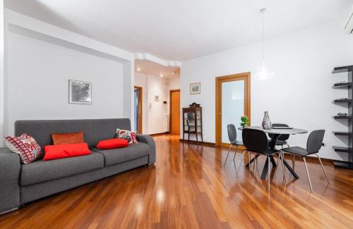 Municipio 2 Apartment | Roomy Apartment with terrace & parking