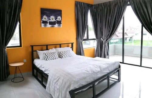 Pasir Pinji House | Roomy Bungalow Stay with Karaoke and Cinama in the House 6 room 6 bathroom 18pax
