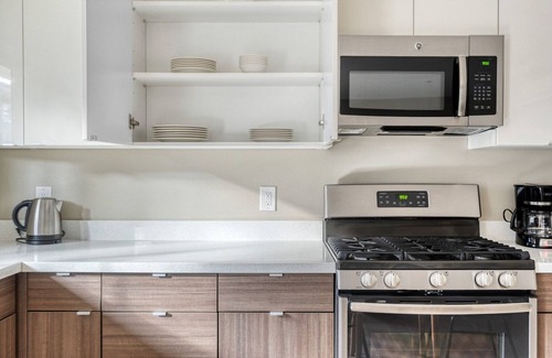 Campbell Apartment | Roomy Campbell 1BR w/Gym, Pool & Hot Tub, walk to WF & TJ, by Blueground