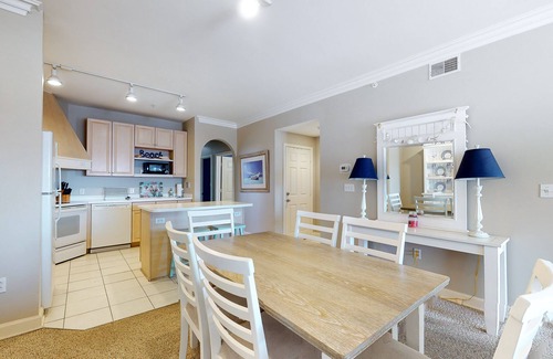 Midtown Ocean City Condo | Roomy & convenient bayfront home with pool, central AC & balcony