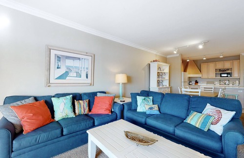 Midtown Ocean City Condo | Roomy & convenient bayfront home with pool, central AC & balcony
