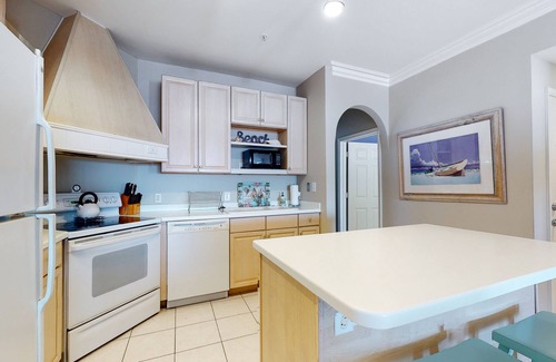 Midtown Ocean City Condo | Roomy & convenient bayfront home with pool, central AC & balcony
