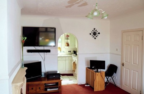 Central Aberdeen House | Roomy double bedroom in serene Hilton 2 bed apartment