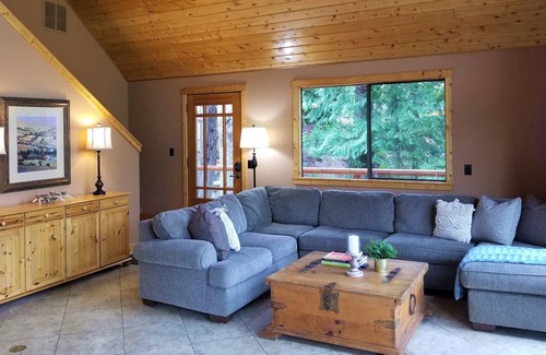 Sudden Valley House | Roomy Lake View Chalet w/ Lg decks & EV Charging! Steps to lake beach!
