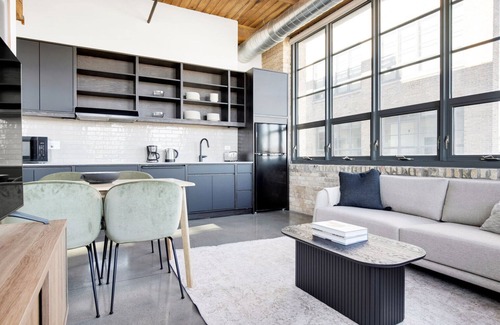 Sheffield Neighbors Apartment | Roomy Lincoln Park 2BR w/Lounge, Roof & Gym, near DePaul, by Blueground