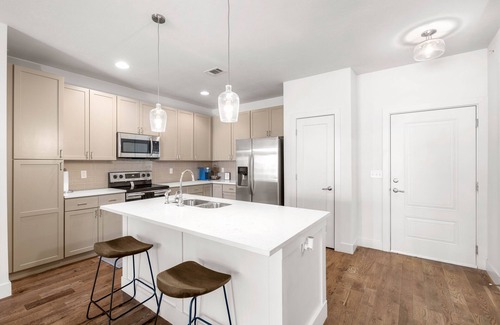 Country Club Plaza Area Apartment | Roomy Plaza 2bed w/Den and WK Space