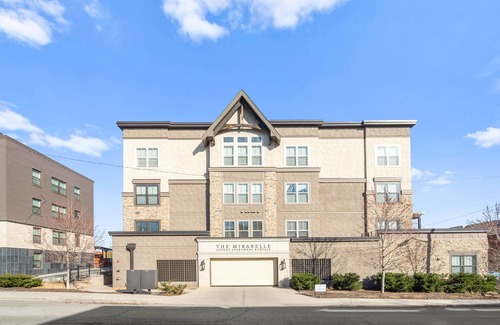 Country Club Plaza Area Apartment | Roomy Plaza 2bed w/Den and WK Space