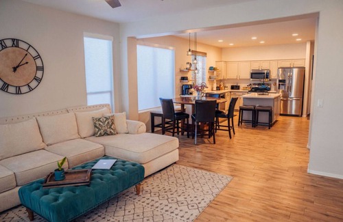 Power Ranch House | Roomy & Remodeled Modern Hacienda—5 bd 3.5 ba, 2 Masters and 3 kings!