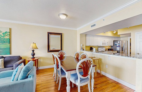 Panama City Beach Condo | Roomy retreat on the water w/private balcony, shared pool, & beach access
