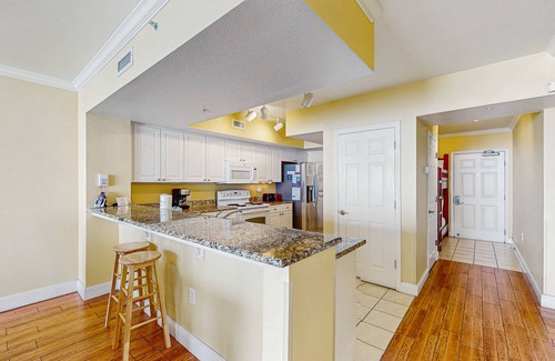 Panama City Beach Condo | Roomy retreat on the water w/private balcony, shared pool, & beach access
