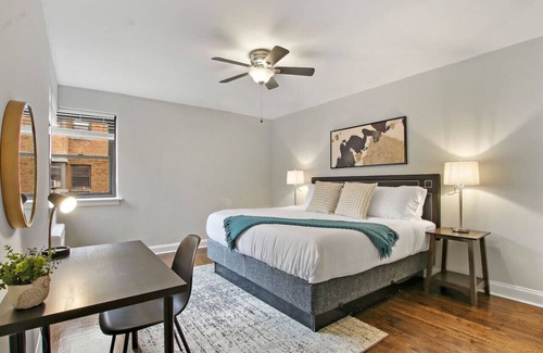 Rogers Park Apartment | Roomy & Stylish 2BR Apt in Rogers Park
