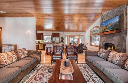 Ridgewood House | Rooney Ridge - Luxury 2600 Sq Ft, Cozy Fireplace, Family Room, Ping Pong Table!