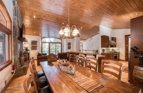 Ridgewood House | Rooney Ridge - Luxury 2600 Sq Ft, Cozy Fireplace, Family Room, Ping Pong Table!