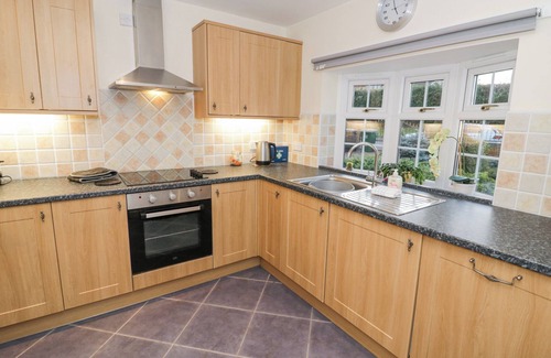 Stourport-on-Severn Cottage | ROOSTER, family friendly, with a garden in Stourport-On-Severn