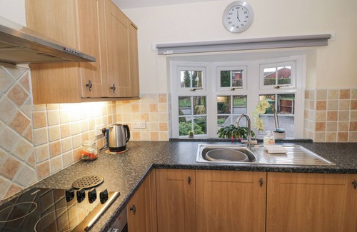 Stourport-on-Severn Cottage | ROOSTER, family friendly, with a garden in Stourport-On-Severn