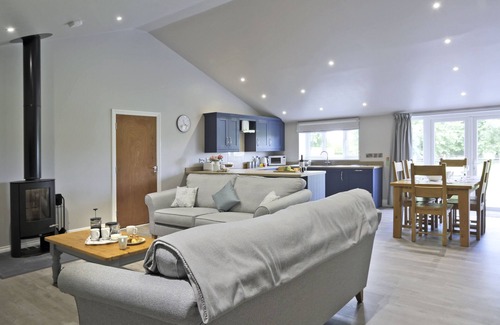 Beccles House | Roosters Rest - Ten Bedroom House, Sleeps 20