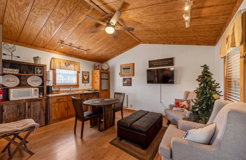 Fort Payne Cabin | ROOSTERS REST w/Hot Tub - Mountain Farm Getaway!