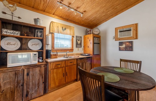 Fort Payne Cabin | ROOSTERS REST w/Hot Tub - Mountain Farm Getaway!