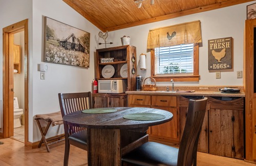 Fort Payne Cabin | ROOSTERS REST w/Hot Tub - Mountain Farm Getaway!