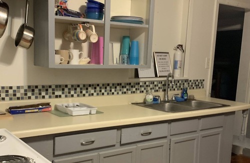 New Braunfels Cabin | ROOSTERS RETREAT CABIN #2-A ON RIVER ROAD NEW BRAUNFELS TEXAS SLEEPS 11