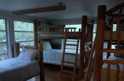 New Braunfels Cabin | ROOSTERS RETREAT CABIN #2-A ON RIVER ROAD NEW BRAUNFELS TEXAS SLEEPS 11