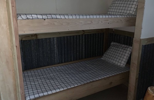 New Braunfels Cabin | ROOSTERS RETREAT CABIN #2-A ON RIVER ROAD NEW BRAUNFELS TEXAS SLEEPS 11