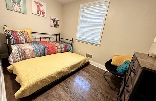 Hollins House | Roost’n Roanoke: pet friendly, fenced yard, 5-min to airport
