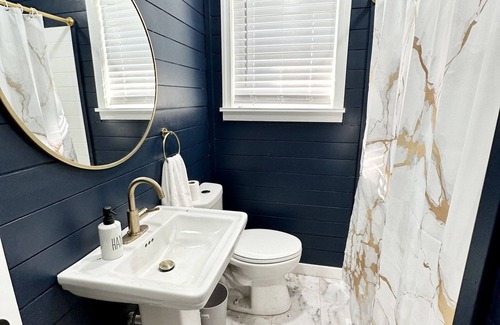 Hollins House | Roost’n Roanoke: pet friendly, fenced yard, 5-min to airport
