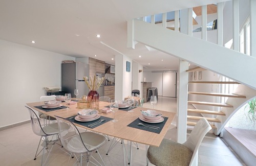 L'Hay-les-Roses Apartment | Rosa Carris - Triplex 7p, proche Château de Sceaux